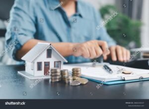 persona entregando dinero con contrato y sello