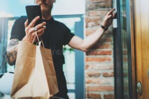 persona entregando pedido con bolsa de reparto