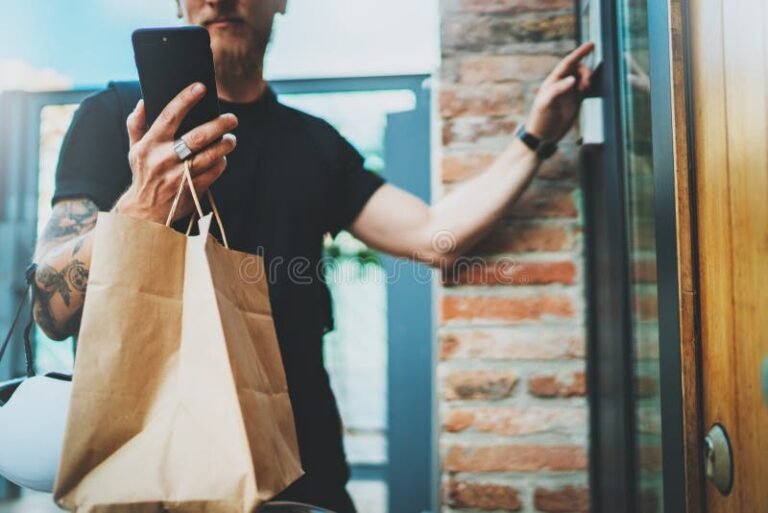 persona entregando pedido con bolsa de reparto