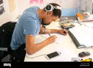 Qué Requisitos Se Necesitan Para Hacer Un Curso De Mandatario Del Automotor 3 persona estudiando con libros y auto model