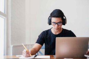 Cómo Me Inscribo en UBA XXI Para Cursar Desde Casa 3 persona estudiando en computadora portatil hogar