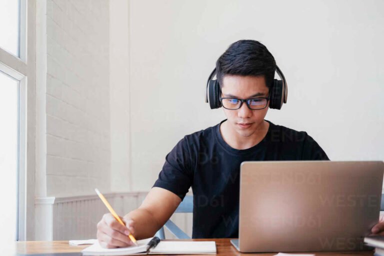 Cómo Me Inscribo en UBA XXI Para Cursar Desde Casa 2 persona estudiando en computadora portatil hogar