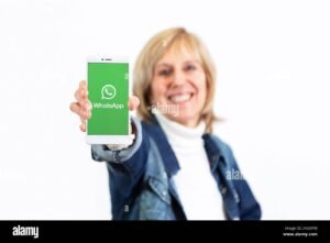 persona feliz usando celular con fondo argentino