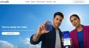 persona feliz usando servicio banca movil argentina