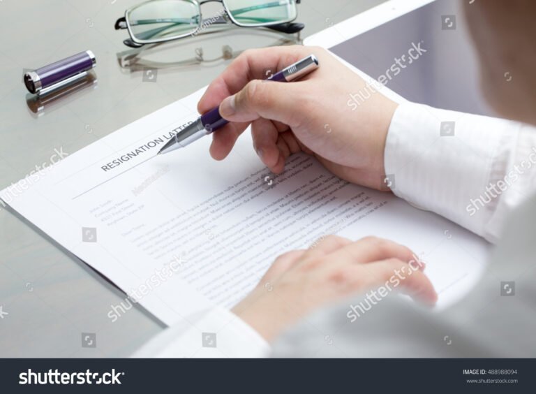 persona firmando carta de renuncia laboral