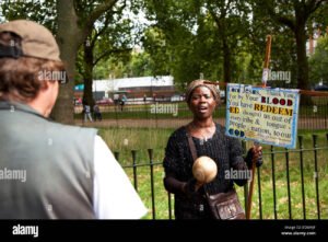 persona hablando libremente en publico parque