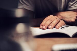 persona leyendo un manual sencillo en casa