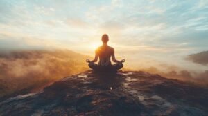 persona meditando al amanecer en montana