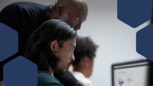 persona mirando pantalla con mensaje de evaluacion