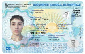 persona mostrando dni argentino en tramite