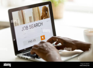 persona navegando bolsa de empleo online