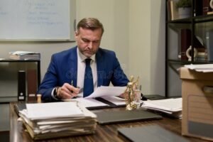 persona revisando documentos legales en escritorio