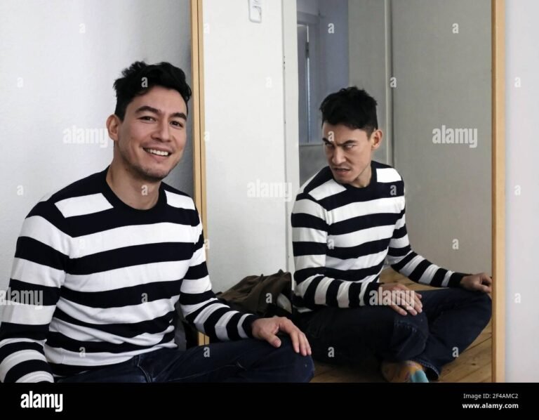 persona sonriente frente a un espejo