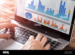 persona trabajando con graficos y laptop