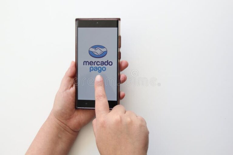 persona usando aplicacion mercado pago en smartphone