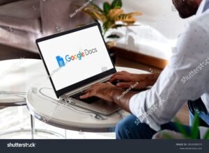 persona usando computadora con documentos argentinos