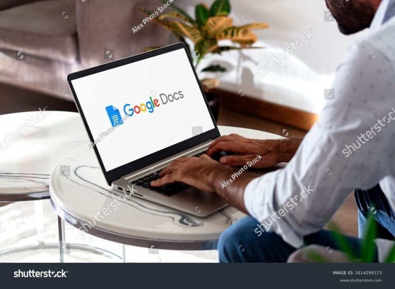 persona usando computadora con documentos argentinos