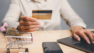persona usando computadora para cargar pedido online