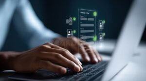 persona usando computadora para tramites online