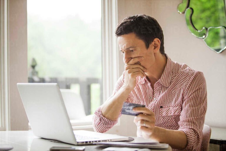 Cómo Configurar Tu Tarjeta Elebar Para Usar Home Banking 2 persona usando laptop con tarjeta bancaria