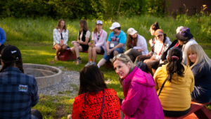 personas aprendiendo en taller comunitario al aire libre