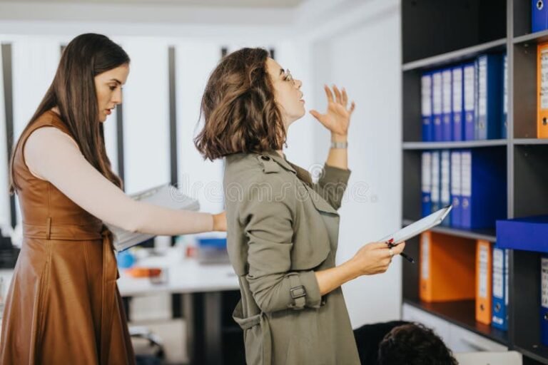 personas colaborando en oficina moderna organizada