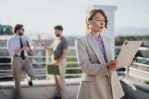 personas encontrandose en un cielo sereno