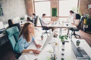 personas trabajando en oficinas modernas y tecnologicas