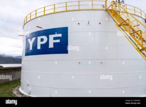 planta petrolera con logo ypf visible