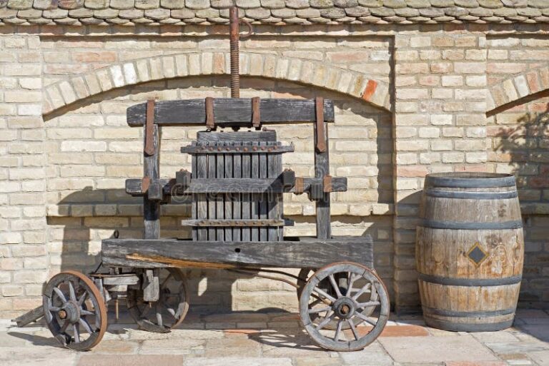 Qué es una prensa de uva antigua y cómo funciona en la elaboración del vino