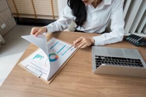 profesional revisando graficos financieros en oficina