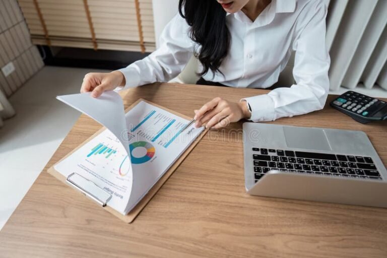 Qué hace una Licenciada en Economía y Finanzas y dónde trabajar 2 profesional revisando graficos financieros en oficina