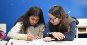 profesora ensenando en aula argentina moderna