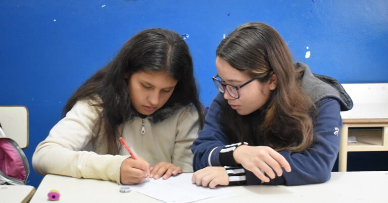 profesora ensenando en aula argentina moderna