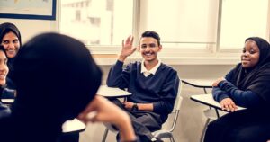 profesores discutiendo analisis de video educativo
