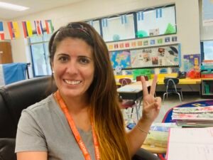 profesores sonrientes frente a escuela argentina