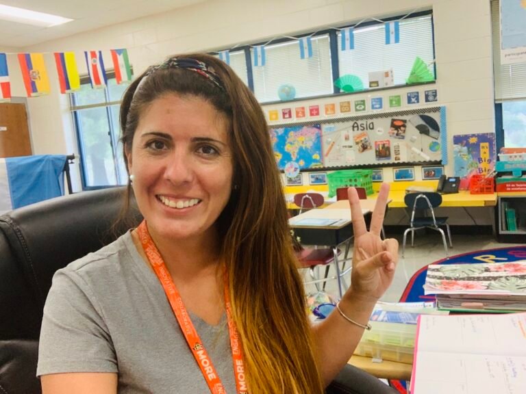 profesores sonrientes frente a escuela argentina
