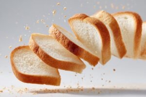 rebanada de pan blanco con migas aislada
