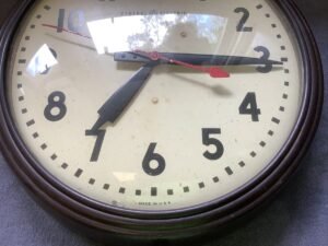 reloj clasico en aula escolar argentina