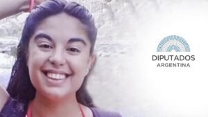 retrato de micaela garcia con fondo argentino