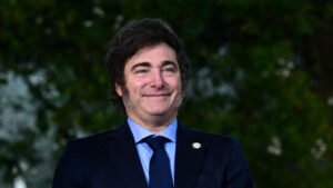 retrato profesional de javier milei sonriendo