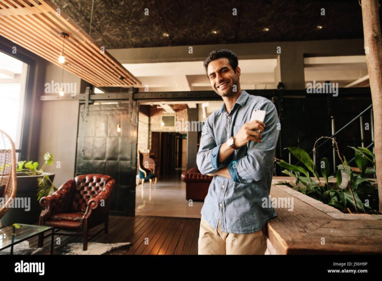 Quién es Julián Separate de Mary Jane Firma y qué hace 2 retrato profesional de un hombre joven creativo