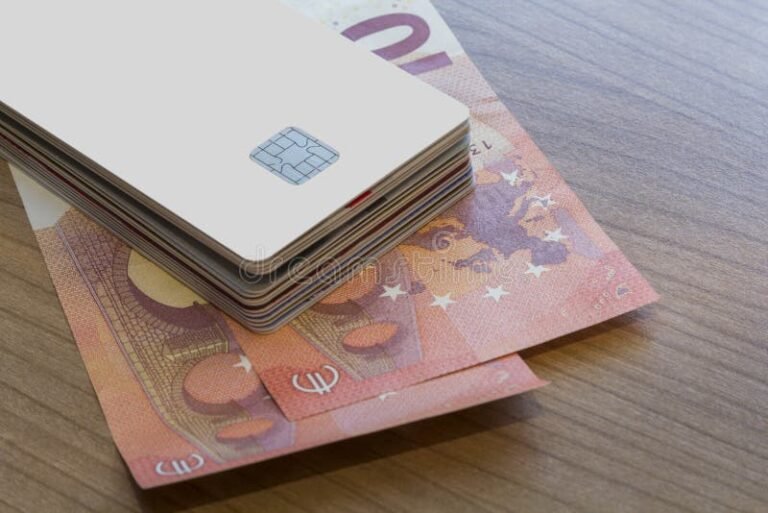 tarjeta bancaria y billetes sobre mesa madera