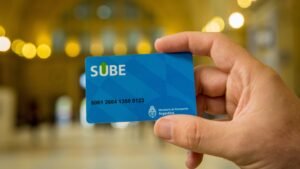 tarjeta sube con billetes argentinos cercanos