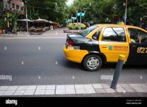 taxi amarillo en ciudad tranquila argentina