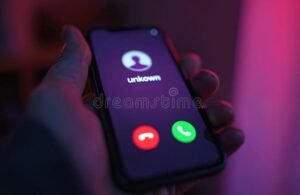 telefono con pantalla mostrando llamada entrante desconocida