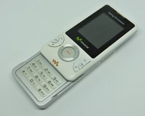 telefono vintage con auricular verde y logo movistar