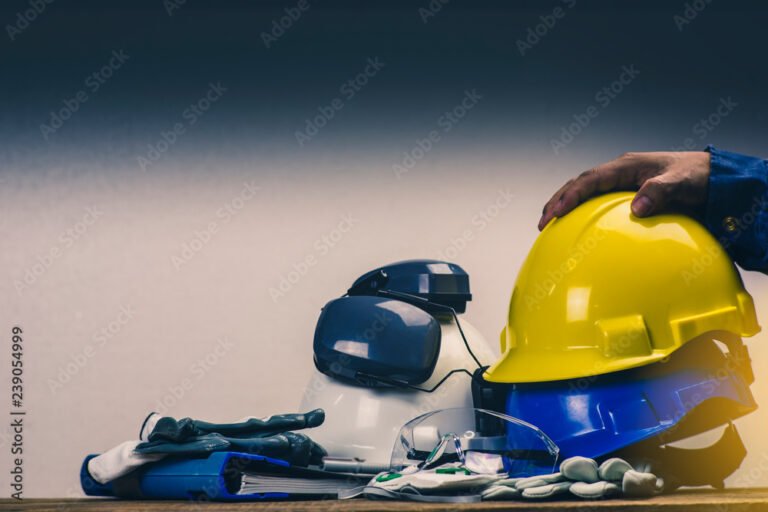 En Qué Se Basa La Carrera De Seguridad E Higiene Laboral Y Sus Objetivos 2 trabajador con casco y equipo de seguridad laboral