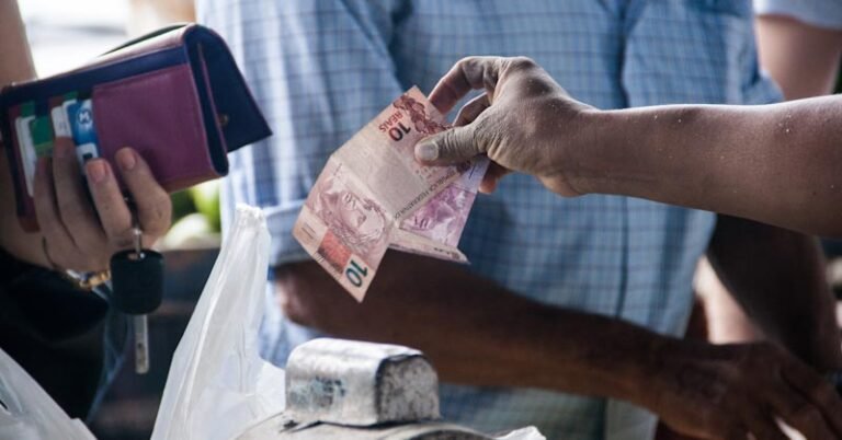 trabajador informal recibiendo dinero efectivo