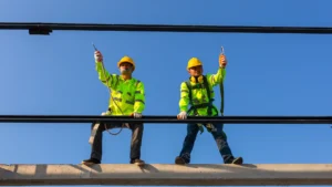 trabajadores con casco y equipo de seguridad